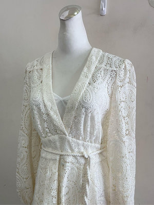 楹。服飾@Pesaro黃蕙玲春夏新品-V領挺版蕾絲繡花質感造型洋裝 白9附質感內搭