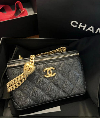 Chanel 23p 超美爆款  愛心金球 經典荔枝皮 牛皮 長盒子包 鏈條包 超美盒子包 容量很夠，內裡有夾層跟鏡子 香奈兒全配
