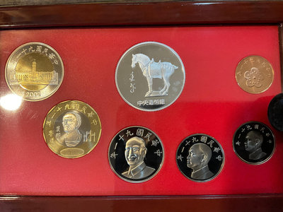 #1957⋯⋯民國91年版 新台幣硬幣精鑄版、含ㄧ枚半盎司純銀999 紀念銀章、、、隨機出貨