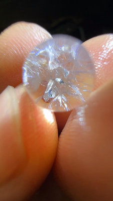 9mm天然藍線石晶中晶單珠，包裹淺藍色藍線石花亮閃閃。包裹晶