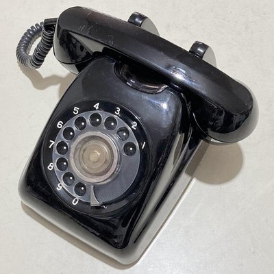 二手早期老舊古董稀少絕版老件老品收藏 復古懷舊風 600 型撥盤式轉盤式電話機 經典黑色 功能正常 陳列道具 場景裝飾