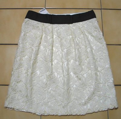 IRIS艾莉詩全新M號,米白色玫瑰花朵蕾絲+黑色緞帶滾邊.立體蝴蝶結及膝裙