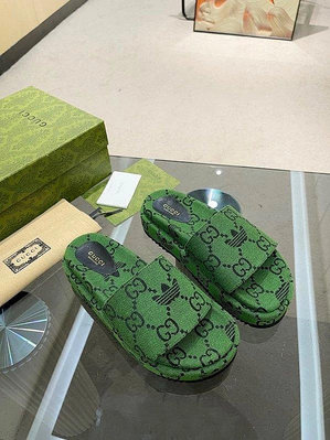【雯雯代購】Gucci×Adidas 新款聯名拖鞋 adidas的三葉草標識 生動的出現在鞋面上