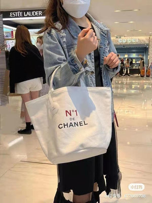Chanel 香奈兒美妝N°1紅山茶花系列白色帆布購物袋手提包。