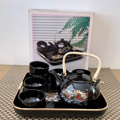 早期收藏  亮黑色系茶具禮盒組。 一個茶壺 + 6個茶杯+ ㄧ個托盤。