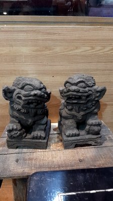 金欣古玩，台灣早期老件，純手工雕刻品，青斗石石獅擺件一對拍賣～01489～