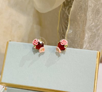 【MOMO全球購】法國Les Nereides伊麗莎白玫瑰系列 粉玫瑰石榴紅鉆 耳環耳釘耳夾