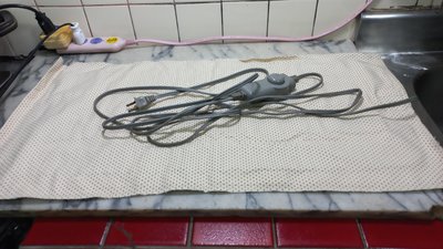 【Besmed 】貝斯美德 - 濕熱電熱毯 (14x27吋) 熱敷墊 (35 x 69)公分 功能正常的喔 !