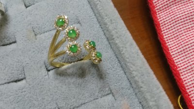 冰果綠設計款造型戒指。（白皙小指頭或胖胖的指頭都可以戴）專賣緬甸A貨翡翠。No.51