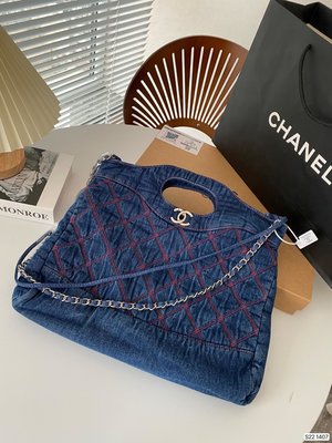Chanel 新款購物袋 這次的秋冬預告系列也推出了大號購物包和hobo嬉皮包，包袋的尺寸雖然很 NO29747