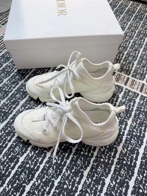 Dior老爹鞋白色 配件有鞋盒