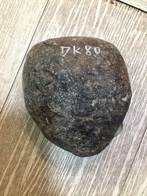 緬甸翡翠原石會卡場口料，DK80號，重1.009公斤，品相如