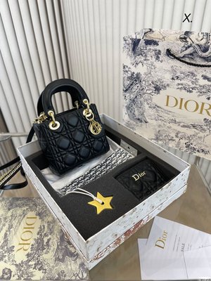 【日本二手】4色禮盒套裝Dior迪奧戴妃包卡包星星掛飾高級感滿滿 經典中的經典 大氣又不失個性 任何搭都可輕松駕馭是每個可愛9690