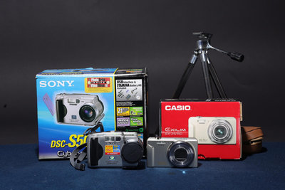 5/2結標 Sony DSC-S50 CASIO EX-29150等相機三件 C041149 -相機 攝影周邊 相簿 底片 錄影機 膠捲 相機包 腳架 底片相機