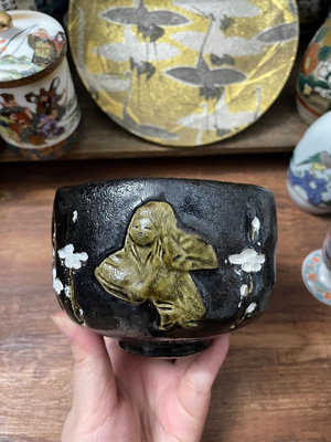 日本回流瓷器全新全品名家名窯暗刻浮雕梅花松樂黑樂手作抹茶碗