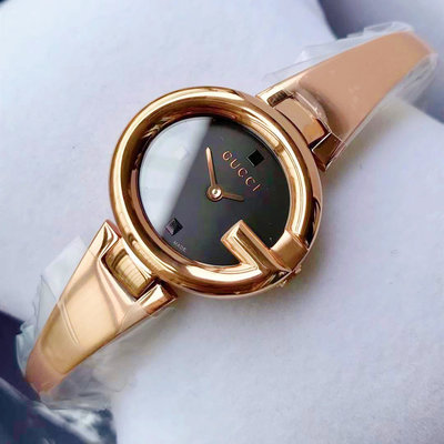 Gucci Sima 黑色面錶盤 玫瑰金色手鐲式不鏽鋼錶帶 石英 女士手錶 YA134305