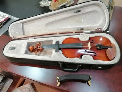 二手約7成新長度約 51公分的小提琴整套 功能正常便宜賣 有一個靠墊有斷裂過已黏合 優惠郵局免運費需先付款