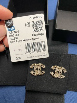 （已售出）Chanel 21P 珍珠雕花簍空耳環