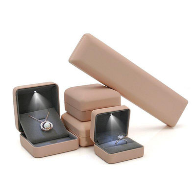 首飾盒 led燈戒指盒求婚首飾盒發光戒指盒對戒盒鉆戒手鐲吊墜盒 珠寶盒 飾品盒-寶島百貨