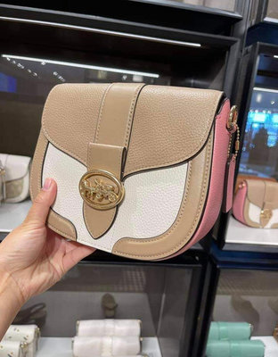 COACH 新品Georgie 奶茶拼白色 馬車Logo 掀蓋 馬鞍包 斜背包