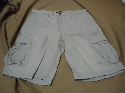 Calvin Klein Jeans 淡灰色純棉休閒短褲,尺寸34腰圍36吋褲長21.5吋,少穿降價大出清