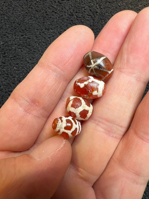 西亞千年紅玉髓龜背珠，三眼天珠，顆顆包漿油潤，風化細膩，品相