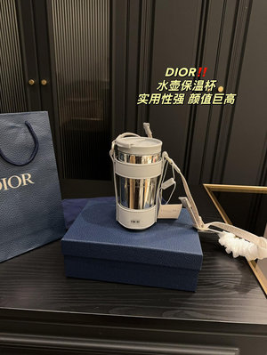 【二手包包】迪奧DIOR 水壺保溫杯配禮品袋出門逛gai回頭率十足 越看越稀飯采用不銹鋼打造，搭配迪奧牛皮革NO147053