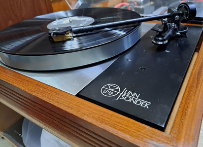Sondek LP12黑膠唱盤，音色相當浪漫/迷人，中音部份特別是人聲、弦樂等格外優美，無論在音樂感、彈跳力，都與Linn 的風格並無二致，常令人欲罷不能