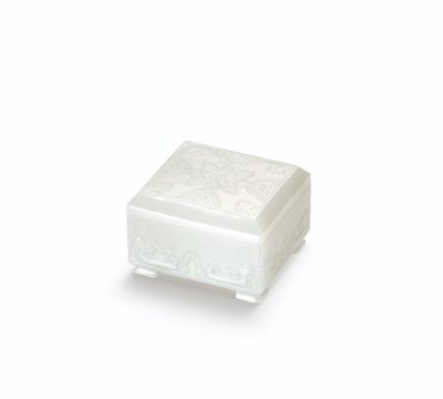 清十八世紀 白玉「如意花卉」紋四足方蓋盒  4 x 5.7 x 5 公分.蘇富比拍品