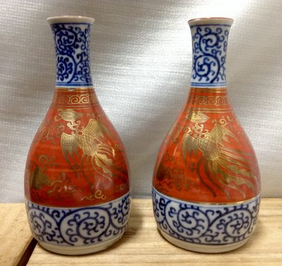 日本九谷燒 酒瓶(德利)一對 純手工繪製 青花金襴手 底有落款 九谷(其一瓶口有一微喀，不介意再下標）
