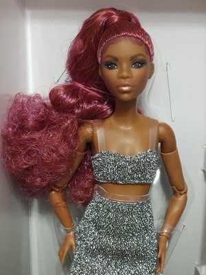 收藏型芭比娃娃黑標Barbie Looks#7紅紫色鬈髮黑人女娃/嬌小/日燒肌/瑜伽體/臉妝瑕疵/全新現貨