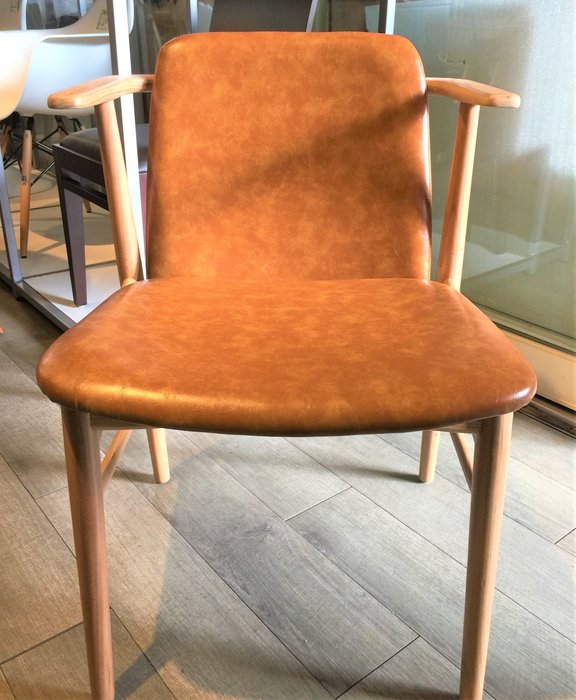 [ 椅子王 ] --- 牛角扶手餐椅