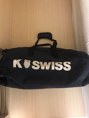 KSWISS 運動型包包 肩背 手提 兩用包 側邊稍有破損 如第3張照片