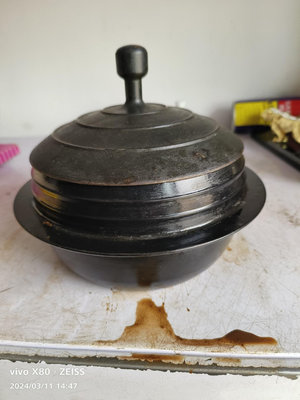 【二手】韓國小型鑄鐵鍋一款。整體品相非常好，保證朋友們正常使用。高1601【李掌櫃】