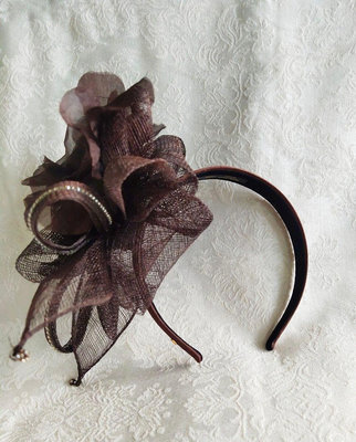 ［髮飾界愛瑪仕］法國Alexandre de Paris 法國製 立體網紗鑽飾 山茶花 髮箍