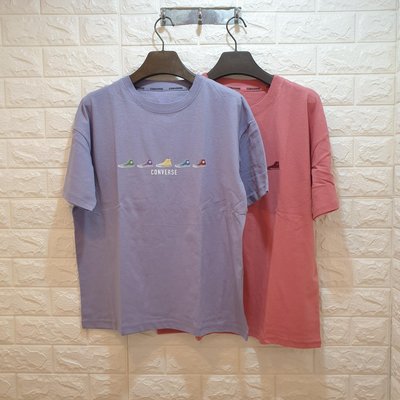 《Amys shop》日本直購~Converse超美彩色球鞋logo圖案淺紫／乾燥粉紅純棉圓領T恤~M／L號~現貨各1