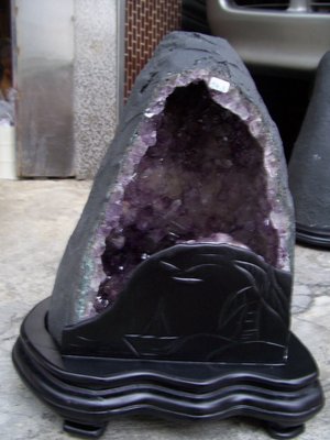 321小舖&amp;官帽型薄胎紫骨幹洞深陷桌上型天然紫水晶洞附台製木底座