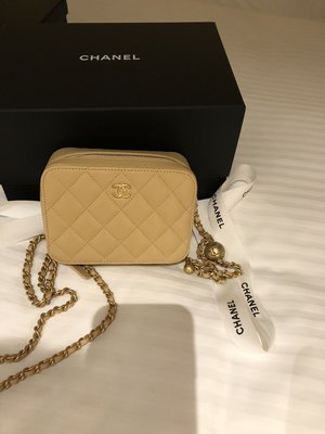 Chanel 最新米色金鍊小型金球相機包～88000