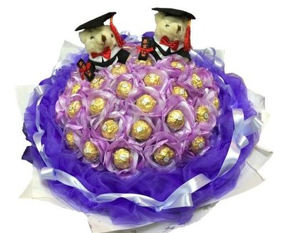 娃娃屋樂園~2隻畢業熊/學士熊+33顆花朵金莎巧克力(網紗)花束 每束2100元/花束商品/畢業花束