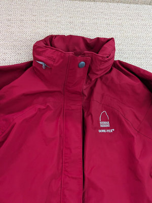 加拿大製造 SIERRA DESIGNS GORE-TEX 女生紅色登山外套 重機防水雨衣外套