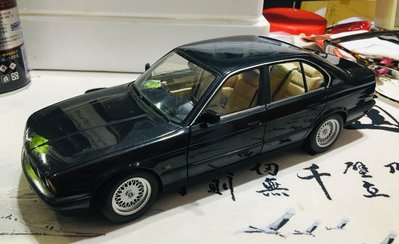 1/18 BMW 535i (E34) 1988 初版  深灰黑 ******  『 MINICHAMPS 』