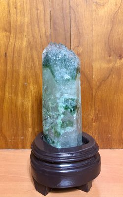 奇士水晶礦標-綠幽靈骨幹晶柱礦標-內包綠幽靈山-鱷魚骨幹紋路-表面小晶體二次結晶-附專用木座