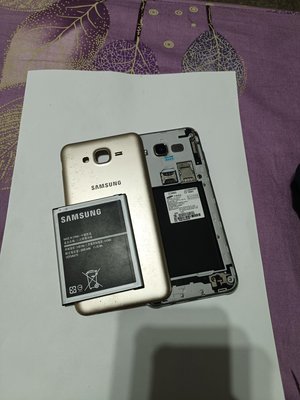 Samsung Galaxy J7 SM-j700f/ds 零件機 螢幕裂痕不顯 八核心 電池蓄電正常 很新 即主機板與電池都是正常的 隨便賣
