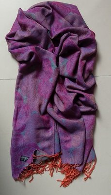 （出清）多色紫玫瑰花刺繡長披巾/長圍巾。70% Pashmina 30% Silk混紡，顏色如圖1、2，其它照片偏亮。實物較典雅沒用過近全新 Clathas