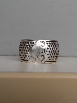 藏寶閣 （老銀飾品）帶款的老銀頂針戒指當戒指也適合做針線活繡花繡十字繡時保護手 Cchg4627