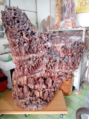 台灣牛樟木樹頭倒格料，巧雕45尊宗教人物