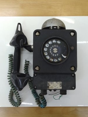 省錢二手拍賣─早期轉盤式電話，重約5.5公斤、全長約30公分。
