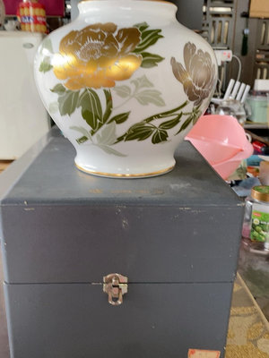 日本回流大倉陶園金銀彩大花瓶一個，有原盒，中古品有正常使用痕
