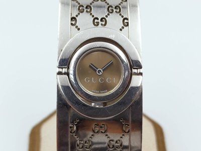 【發條盒子H1181】GUCCI 古馳 咖面石英 寬版不銹鋼 旋轉logo手環 112 經典錶款