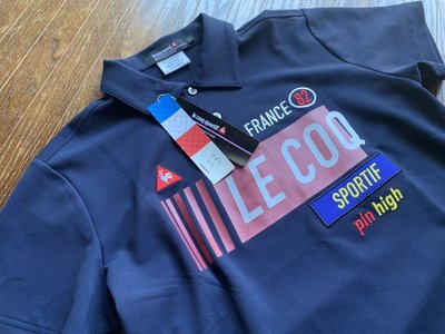 【涉谷GOLF精品】Le Coq Sportif 公雞牌 最新藍色前胸英文大字L號 質感超好 保證真品 歡迎購買